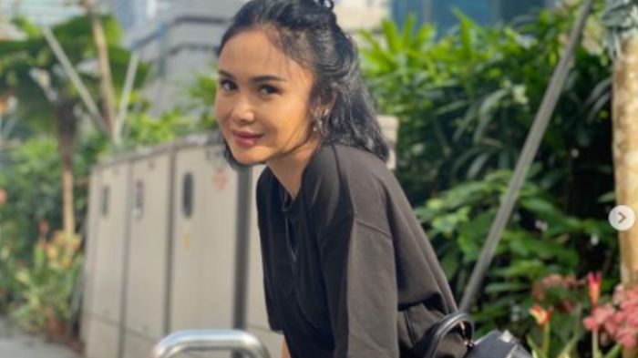 intip-gaya-yuni-shara-bak-abg-meski-usianya-sudah-setengah-abad.jpg