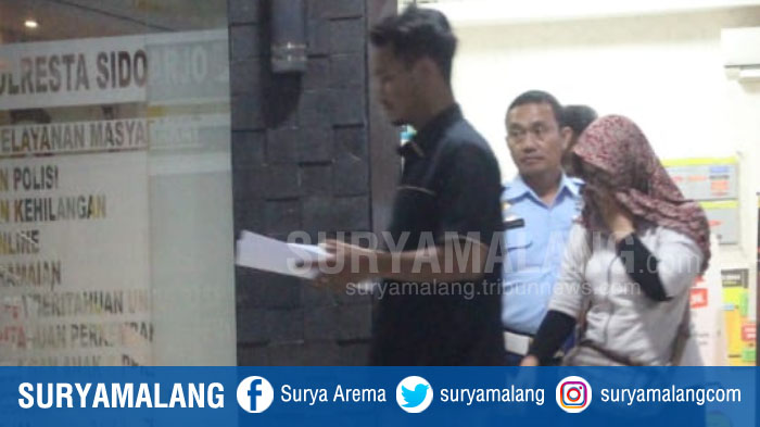 istri-pomau-di-polresta-sidoarjo.jpg