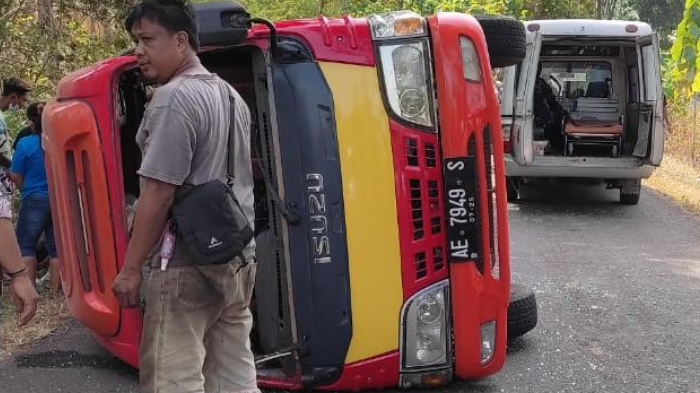 isuzu-elf-berisi-rombongan-pelayat-terbalik-di-ponorogo.jpg