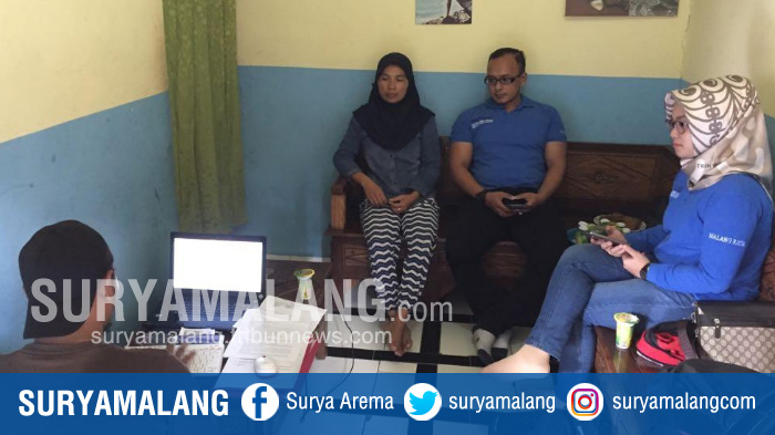ita-diana-pemberi-ginjal-didampingi-kuasa-hukumnya-yassiro-saat-diperiksa-tim-polres-malang-kota_20171225_180208.jpg