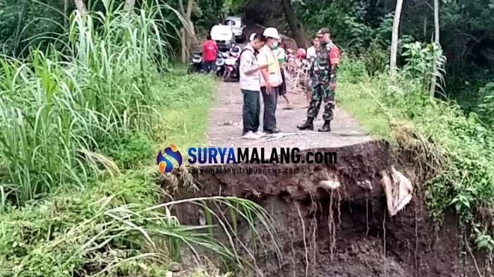 jalan-ambrol-tulungagung-sungai-brantas.jpg