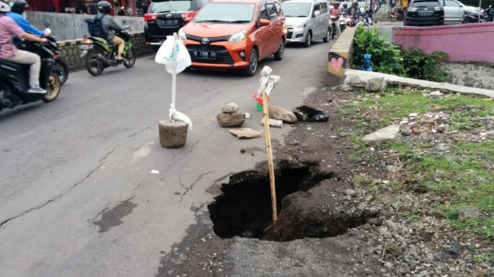 Awas! Ada Lubang di Jalan Sigura-gura, Kota Malang