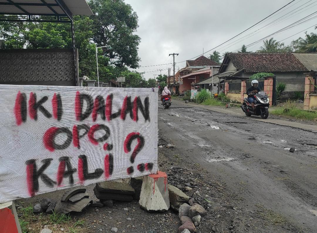 jalan-rusak-di-Desa-Candirejo-Kecamatan-Ponggok-Kabupaten-Blitar-Jumat-14112025.jpg
