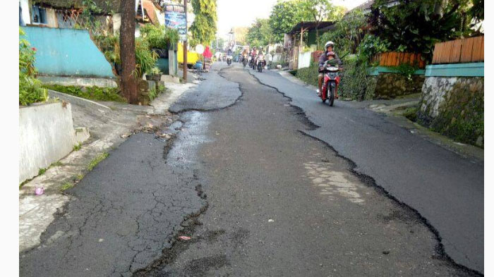 jalan-rusak-di-di-dusun-dawuhan-desa-tegalgondo-kecamatan-karangploso_20170301_201642.jpg