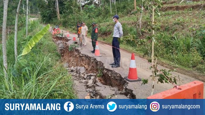 jalur-trenggalek-ponorogo-di-desa-masaran-ambrol.jpg