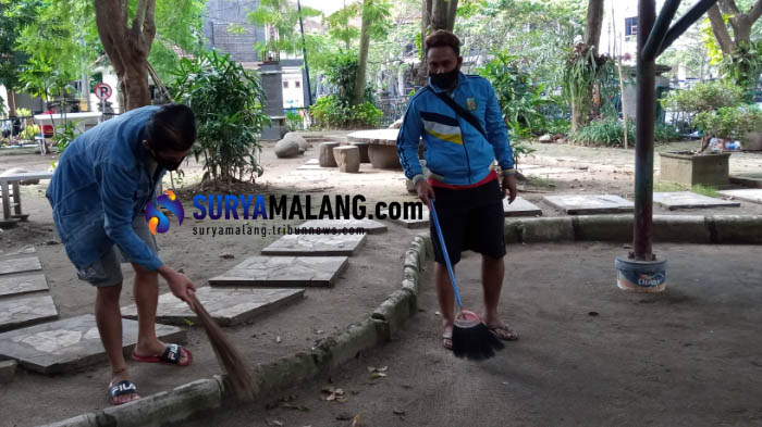jam-malam-sanksi-menyapu-sampah-tulungagung.jpg