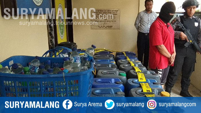 janda-menjual-arak-jowo-ditangkap-anggota-polres-blitar-kota_20180312_150107.jpg