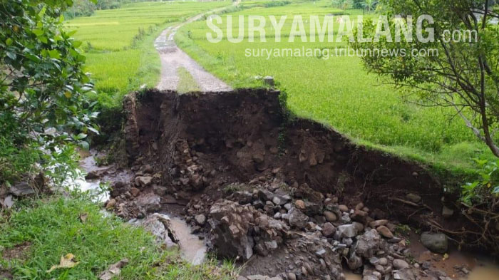 jembatan-putus-di-desa-ngadirojo-menuju-desa-suru-dan-desa-klepu-kecamatan-sooko-ponorogo.jpg