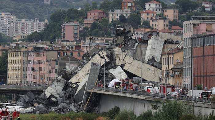 Ngeri! Jembatan ini Roboh Dan Timpa Jalanan Dibawahnya.