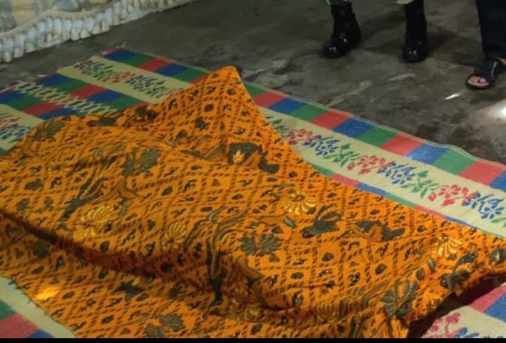 jenazah-korban-gantung-diri-di-desa-karanggebang-kecamatan-jetis-ponorogo.jpg