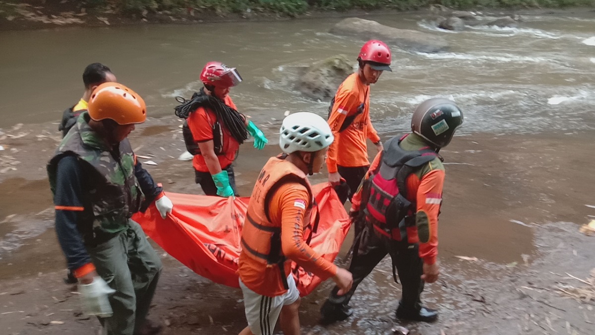 jenazah-korban-yang-melompat-dari-jembatan-soehat-malang-saat-dievakuasi.jpg