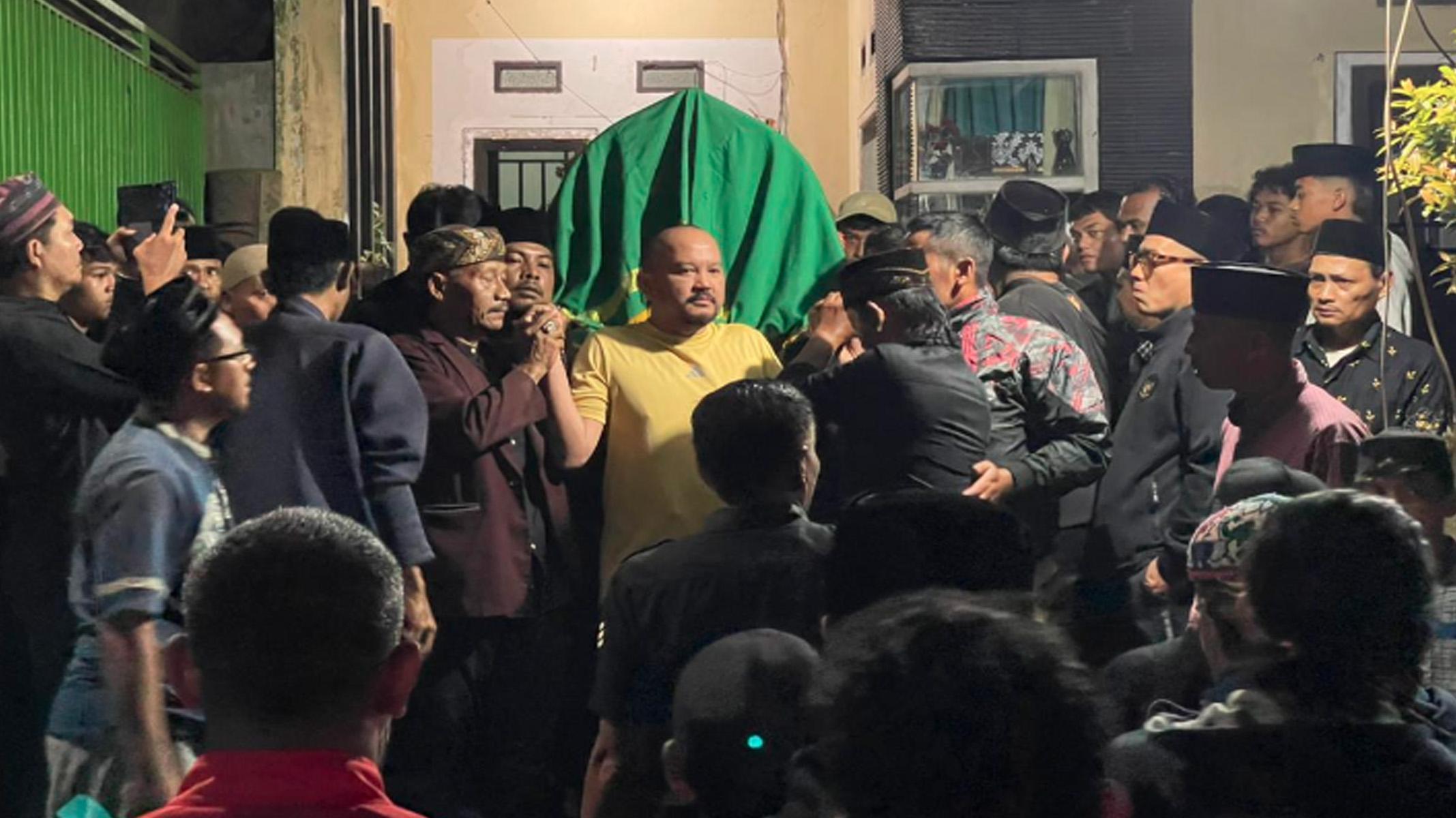 jenazah-kucoro-berangkat-pemakaman-ali-rifki.jpg