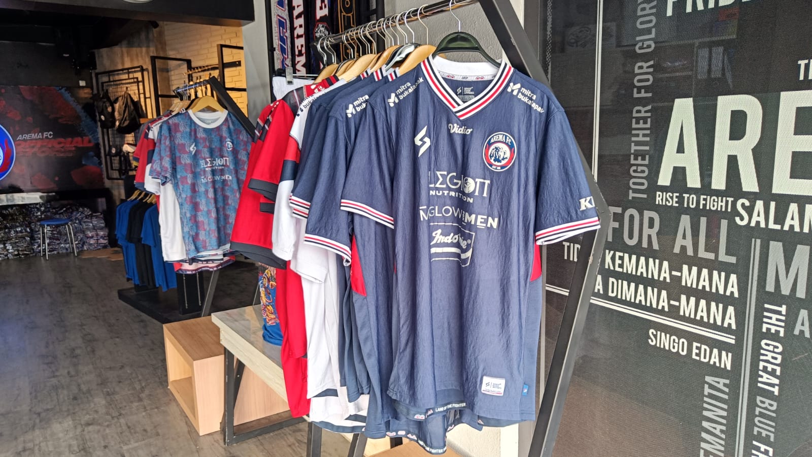 jersey-home-arema-fc-untuk-musim-20222023.jpg