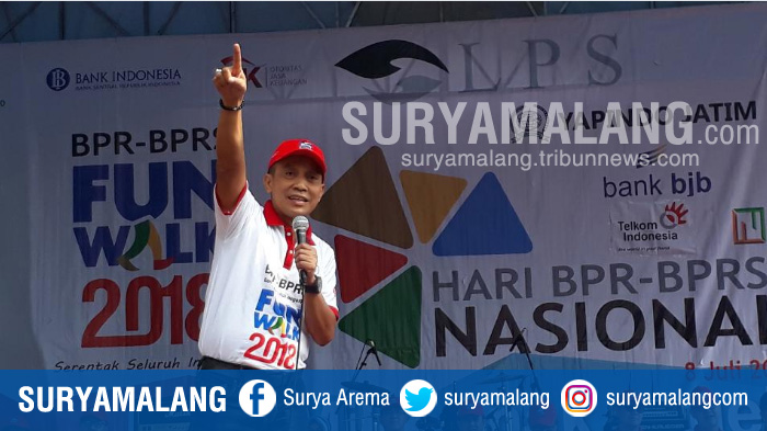 Ribuan Orang Ikuti Fun Walk Memperingati Hari BPR-BPRS Nasional di Lapangan Rampal