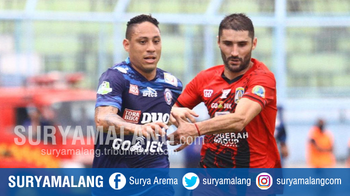juan-pablo-pino-gelandang-arema-berebut-bola-dengan-srdjan-lopicic-striker-persiba-balikpapan_20170818_172545.jpg
