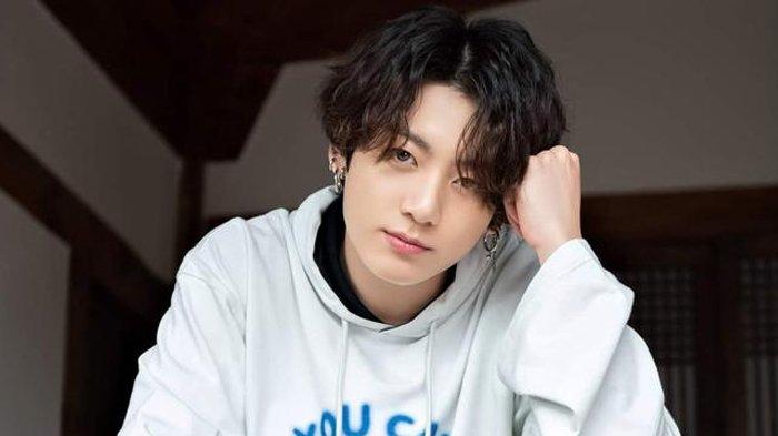 jungkook-bts-hebohkan-fans-dengan-penampilan-baru-mulai-rambut-gondrong-sampai-tato-di-tangan.jpg