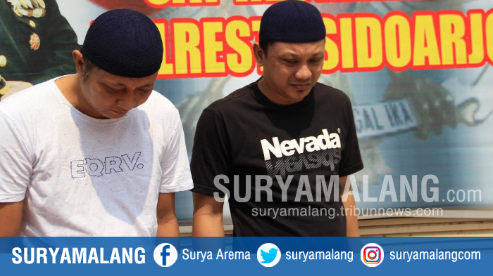 kades-pesawahan-kaus-hitam-dan-kakak-iparnya-saat-di-polresta-sidoarjo_20181015_203922.jpg