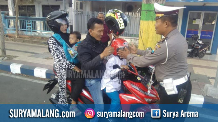 Inilah Hadiah Polisi untuk Orangtua Bonceng Anak Balita Mengenakan Helm