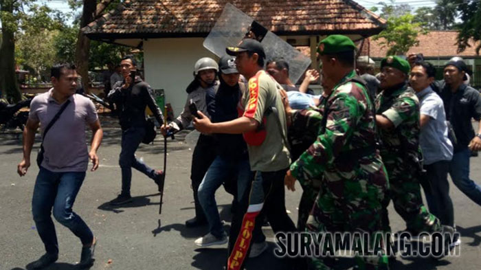 Demo di Pamekasan Ricuh, Aparat Tembakkan Gas Air Mata, Wartawan dan Mahasiswa Bergelimpangan