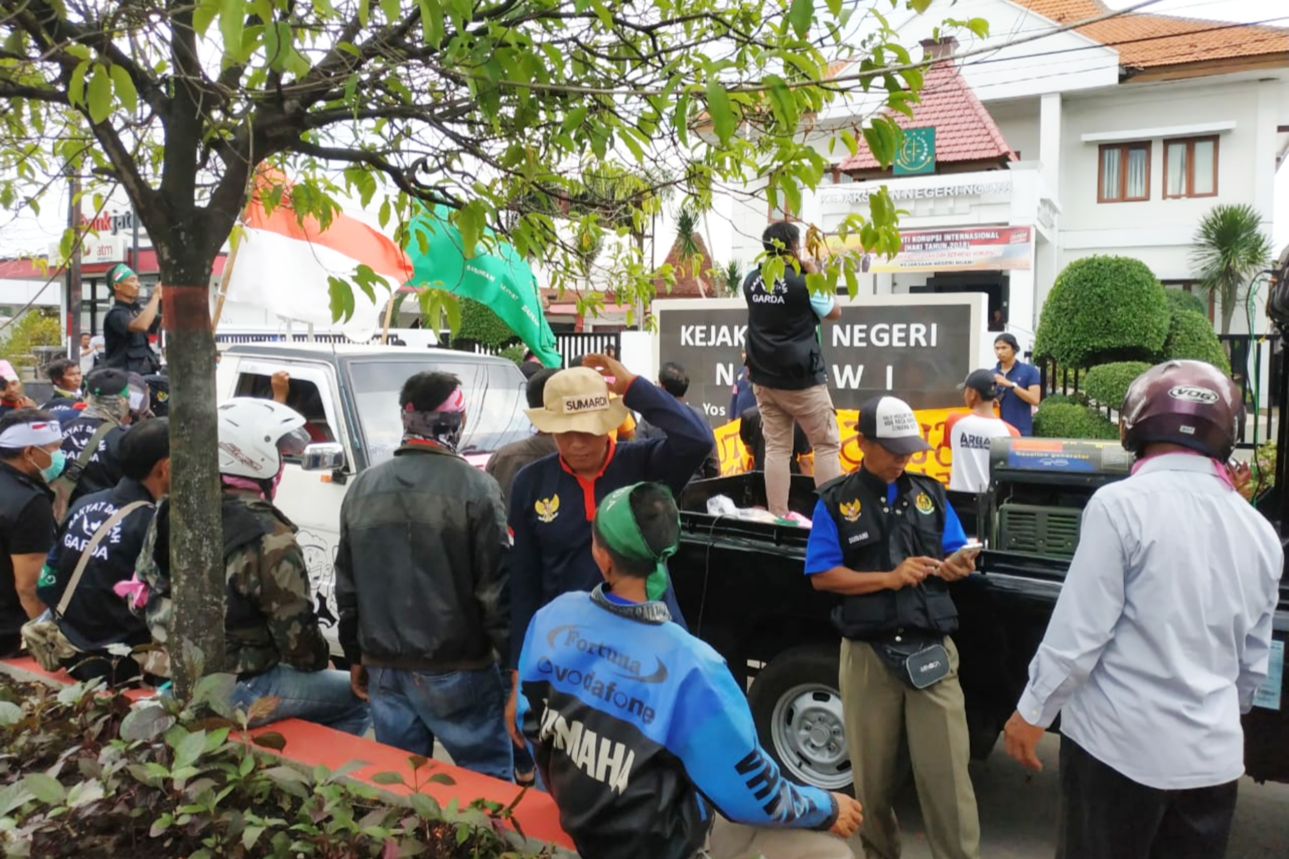 Massa Ormas Geruduk Kantor Kejaksaan Negeri Ngawi Terkait Dana Bedah Rumah
