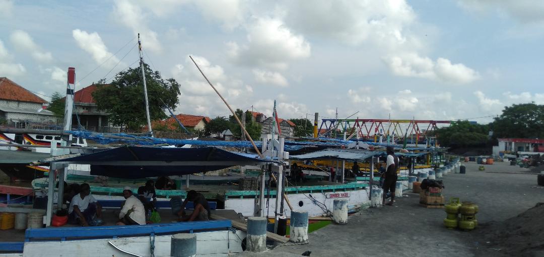 kapal-nelayan-saat-bersandar-di-pelabuhan-tanglok-kecamatankabupaten-sampang-madura.jpg