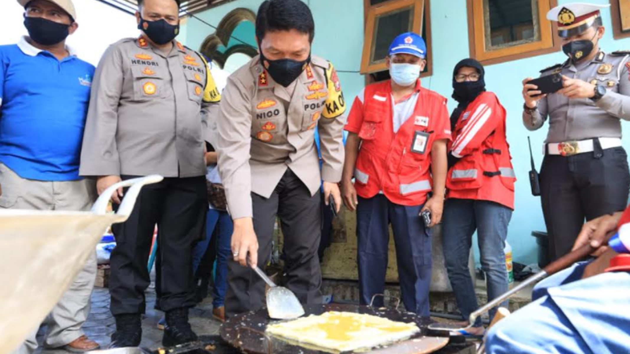 kapolda-jatim-irjen-pol-nico-afinta-masak-telur-dadar-gempa-malang.jpg