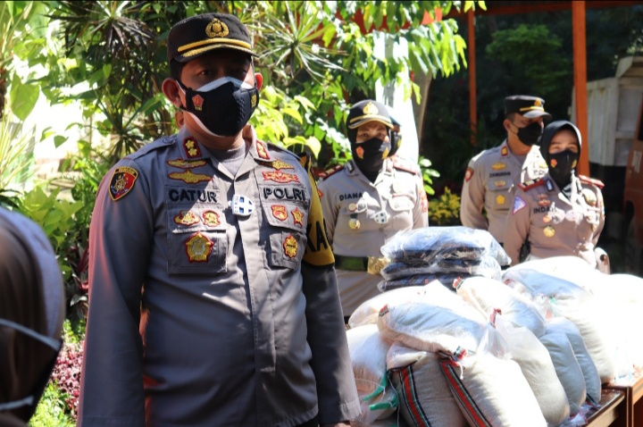 kapolres-batu-akbp-catur-c-wibowo-membagikan-paket-sembako-untuk-pekerja-di-tpa-tlekung.jpg