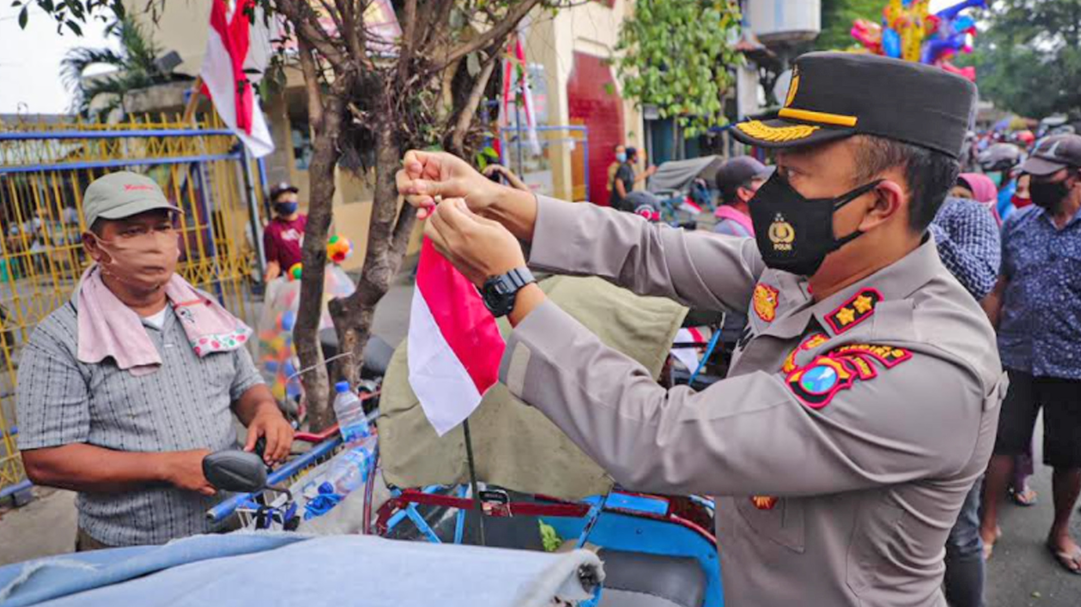 Kapolres Kediri Bagikan Bendera Merah Putih dan Sembako ke Warga Terdampak Pandemi