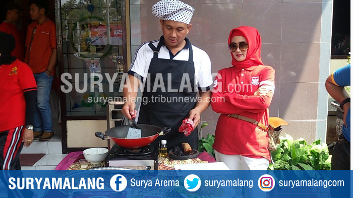 kapolres-malang-akbp-yade-setiawan-ujung-saat-mengikuti-lomba-memasak-nasi-goreng_20170818_174413.jpg