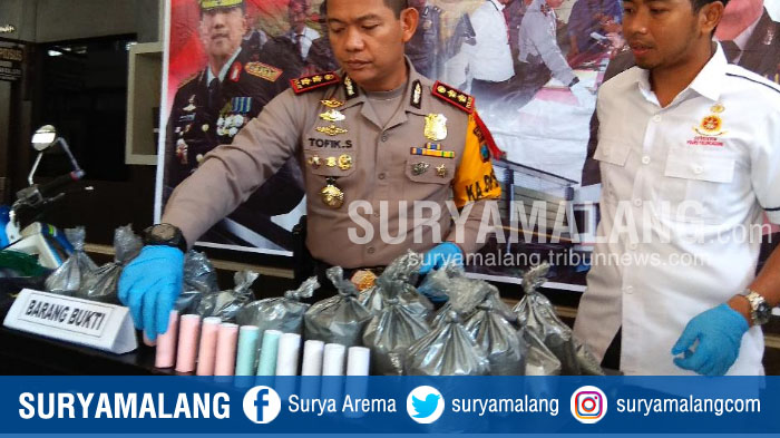 kapolres-tulungagung-akbp-tofik-sukendar-menunjukkan-bahan-peledak-yang-disita-polisi_20180604_130555.jpg
