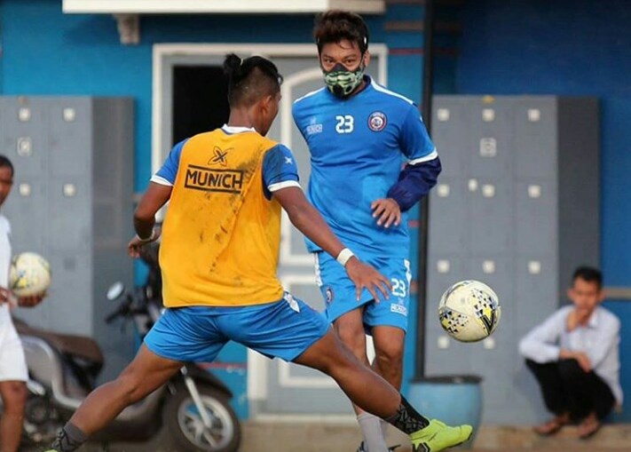 kapten-tim-arema-fc-hamka-hamzah-saat-latihan-dengan-bermasker.jpg