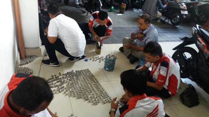 karyawan-dealer-nagamas-motor-yogyakarta-saat-menghitung-uang-koin-pecahan-rp-1000_20180323_115619.jpg