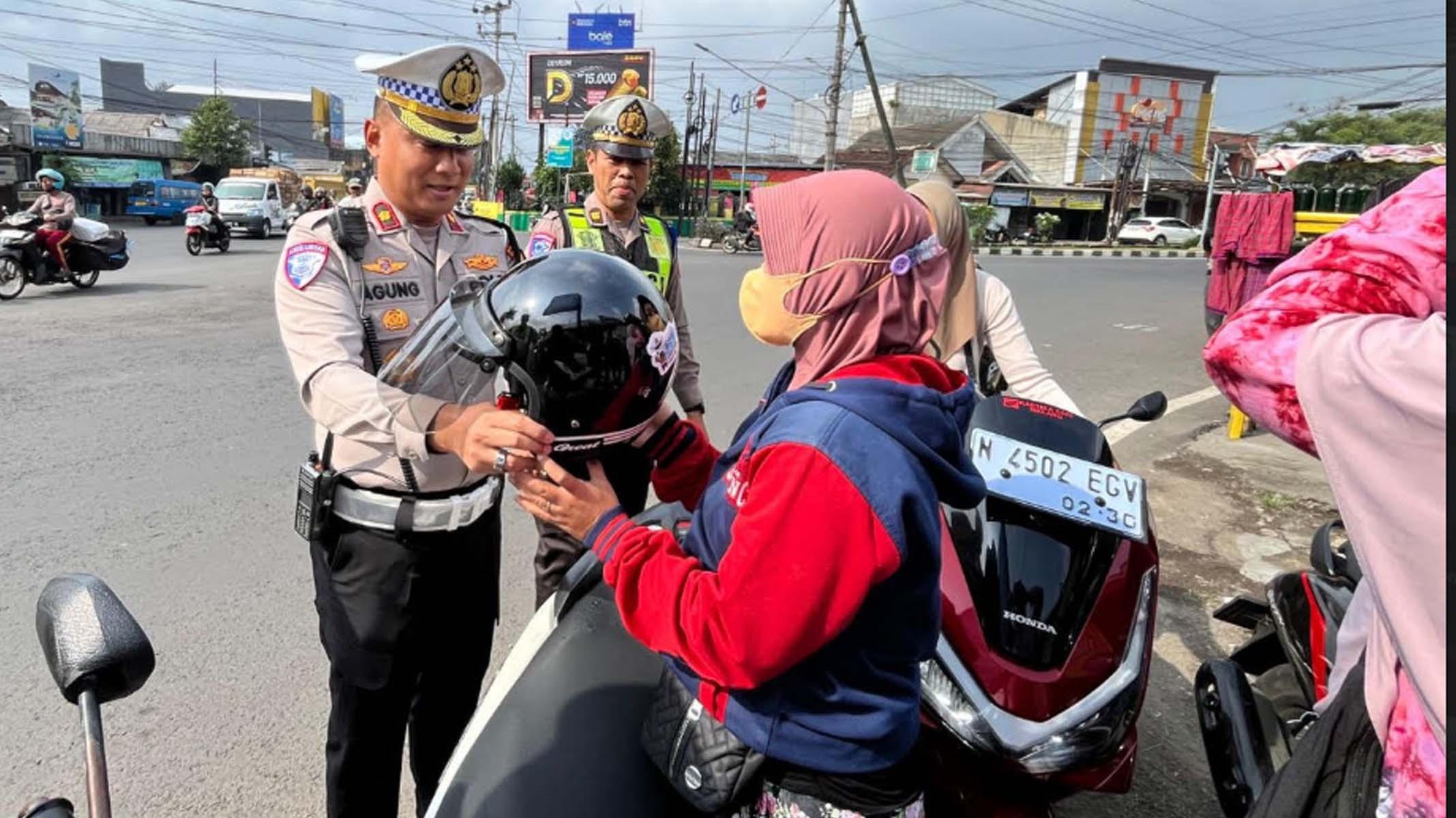 kasatlantas-bagi-helm-kota-malang.jpg