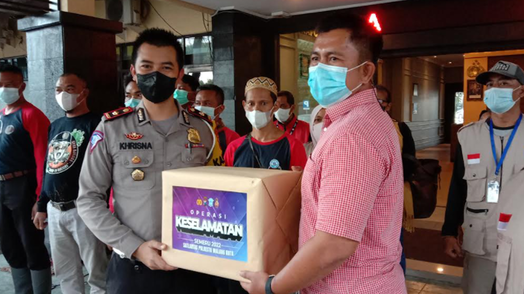 Sosialisasi Keselamatan Berlalu Lintas, Polresta Malang Kota Bagikan Helm kepada Relawan Kota Malang