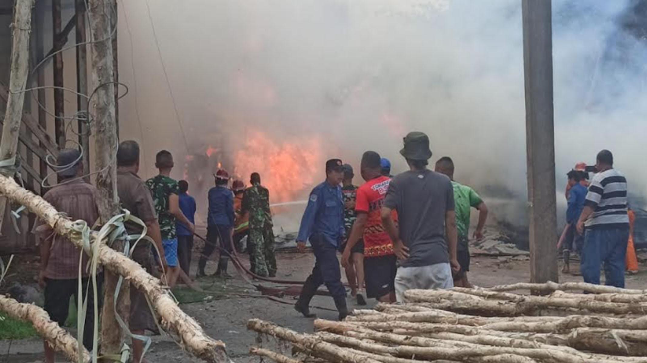 Kebakaran Gudang Kayu di Jalan Raya Sumput Sidoarjo, Api Awal Terlihat dari Bawah Tumpukan Kayu