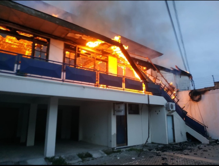 kebakaran-bangunan-lantai-dua-kampus-universitas-pgri-adi-buana-unipa-surabaya.jpg