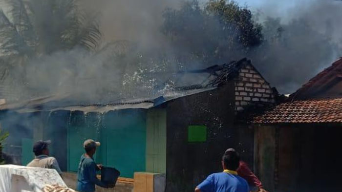 Diduga Akibat Korsleting Listrik, Kebakaran Hanguskan Dapur Rumah di Gresik