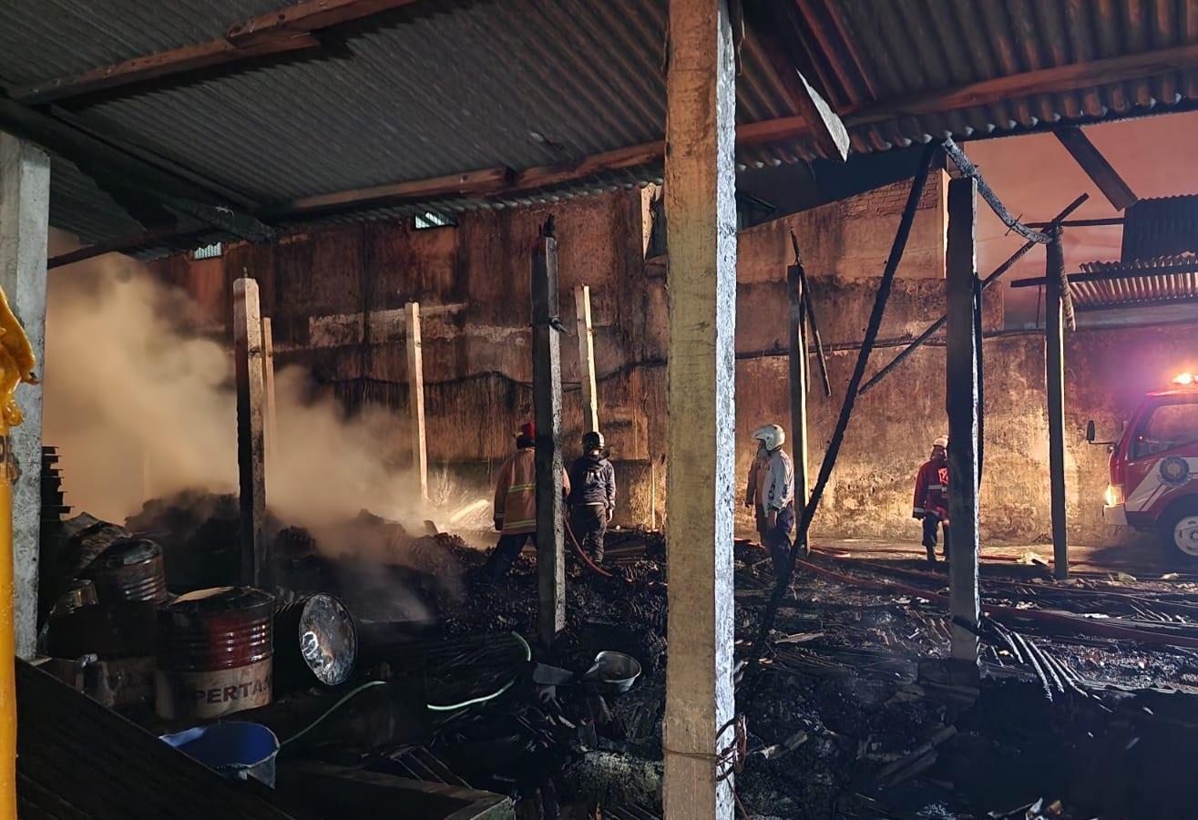 VIDEO - Empat Jam Padamkan Kebakaran Gudang Egg Tray di Kelurahan Karangsari, Kota Blitar