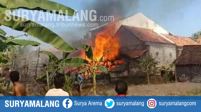 kebakaran-di-rumah-tamrun-di-dusun-ngelo-desa-menongo-sukodadi-lamongan_20180814_163035.jpg