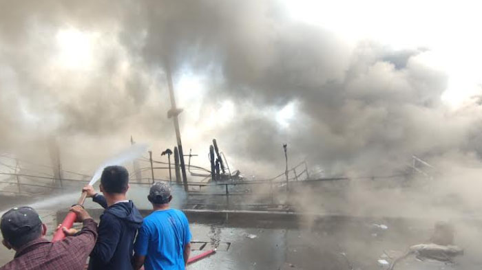 kebakaran-km-lautan-inti-makmur-di-pelabuhan-perikanan-mayangan-kota-probolinggo.jpg