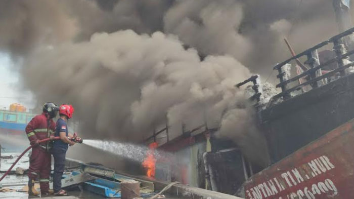 kebakaran-km-lautan-inti-makmur-di-pelabuhan-tempat-pelelangan-ikan-tpi-mayangan-probolinggo.jpg