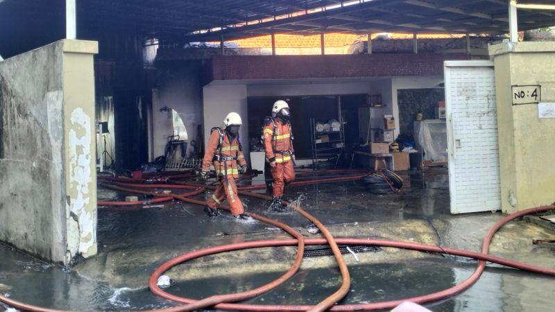 Toko Perlengkapan Bayi di Wonocolo Terbakar, Dua Petugas Nyaris Pingsan karena Kekurangan Oksigen