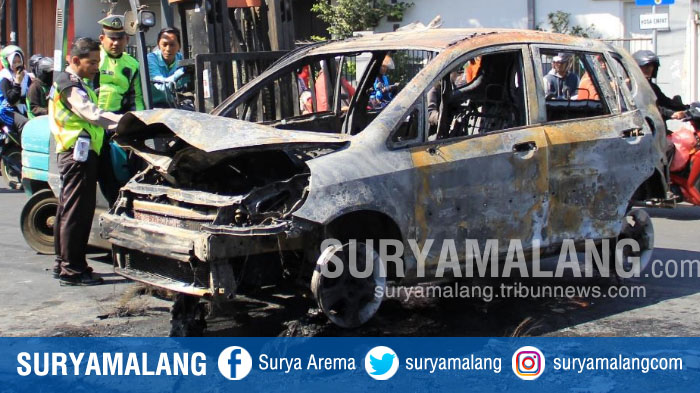 kebakaran-mobil-jazz-nopol-w-1485-ph-di-jalan-gajah-mada-sidoarjo_20180803_145934.jpg