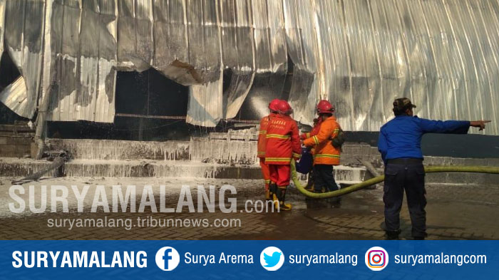 kebakaran-pabrik-pengolah-kayu-di-desa-senggrong-bululawang-kabupaten-malang_20180711_183112.jpg