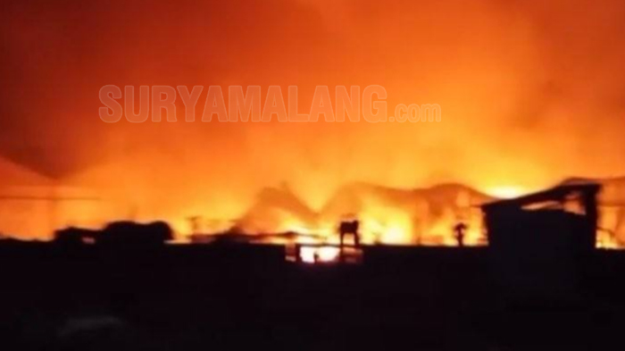 kebakaran-pt-mitra-saruta-krikilan-driyorejo-gresik_20180927_225849.jpg