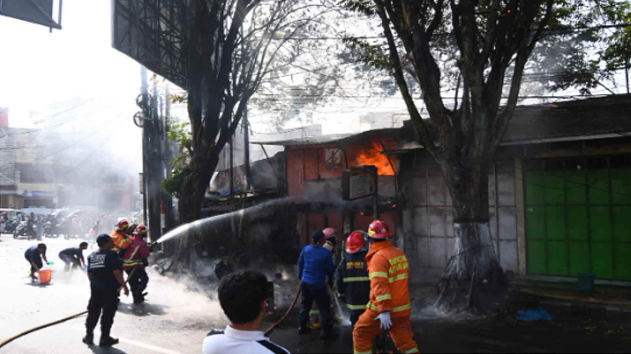 Kebakaran Rumah di Depan Gedung MCC Kota Malang , 6 Unit Mobil Damkar Dikerahkan