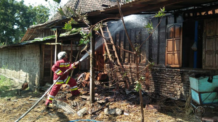 kebakaran-rumah-di-desa-ngrejeng-purwosari-bojonegoro_20180818_181922.jpg