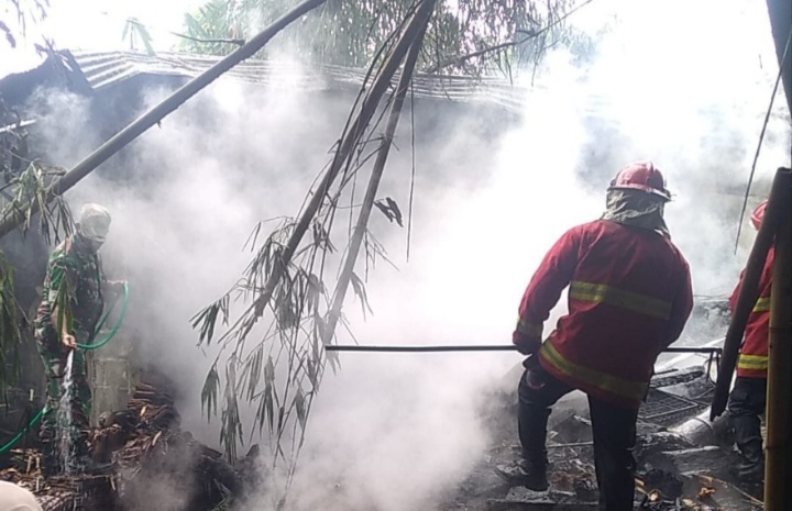 kebakaran-rumah-di-desa-sumberejo-kecamatan-ngasem-kabupaten-kediri.jpg