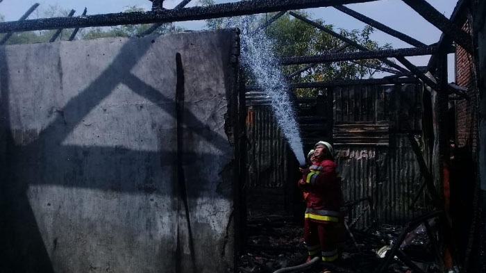 kebakaran-rumah-milik-wahidmudin-34-di-mudung-kepohbaru-bojonegoro_20180727_152538.jpg