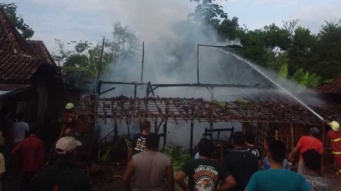 kebakaran-rumah-milik-wakiran-65-di-desa-mojodelik-kecamatan-gayam-bojonegoro.jpg